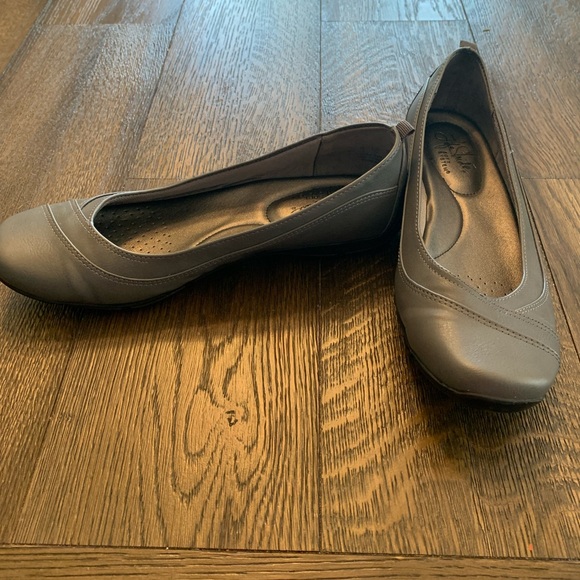 Gray flats. Size 8. EUC - Picture 2 of 5